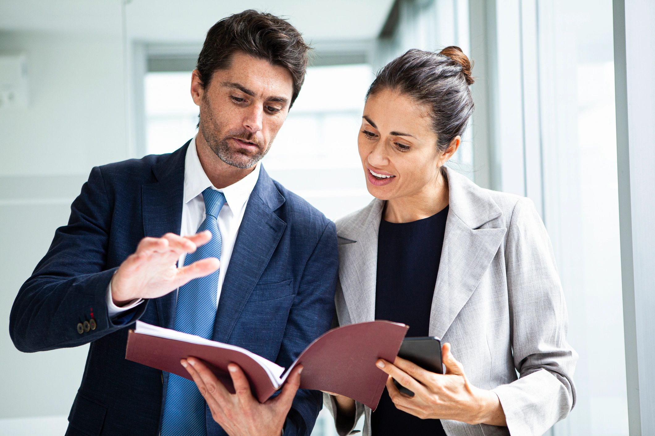 Profissionais analisando documentos em ambiente corporativo
